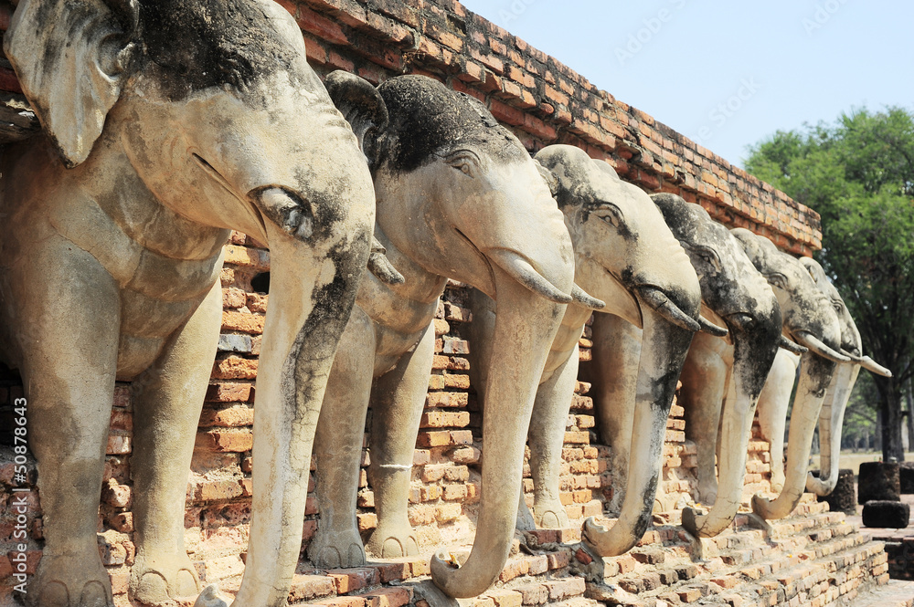 Naklejka premium Statue of elephants