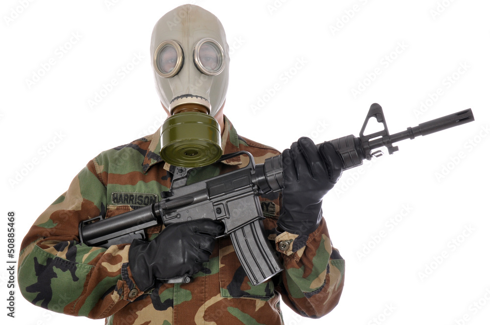 Soldat mit Gasmaske und Sturmgewehr Soldat mit Gasmaske und Sturmgewehr