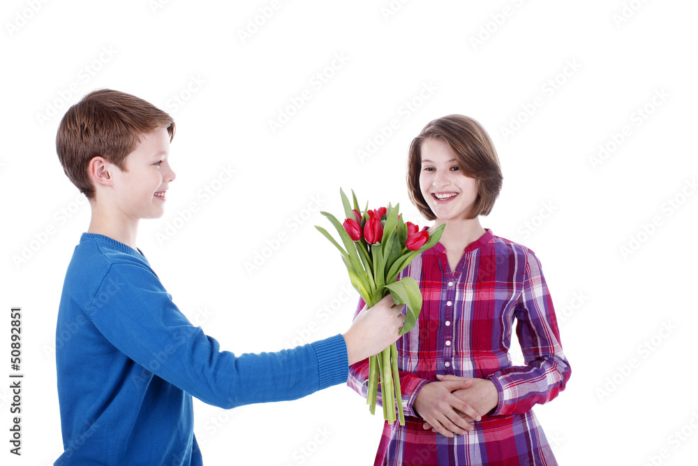 Junge überreicht Mädchen einen Blumenstrauss - erstes Date Junge überreicht Mädchen einen Blumenstrauss - erstes Date