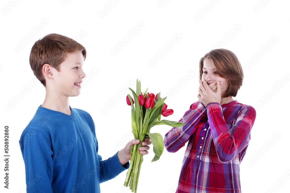 Junge überreicht Mädchen einen Blumenstrauss - erstes Date Junge überreicht Mädchen einen Blumenstrauss - erstes Date