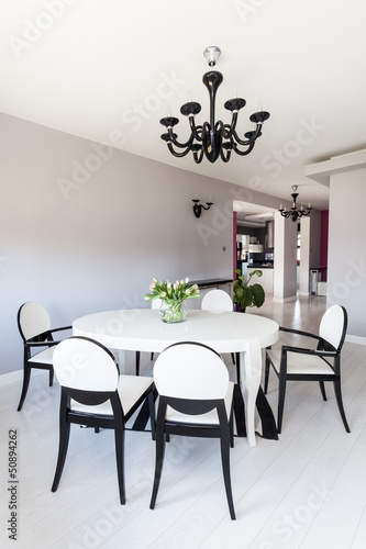 Vibrant cottage - White dining room © Photographee.eu