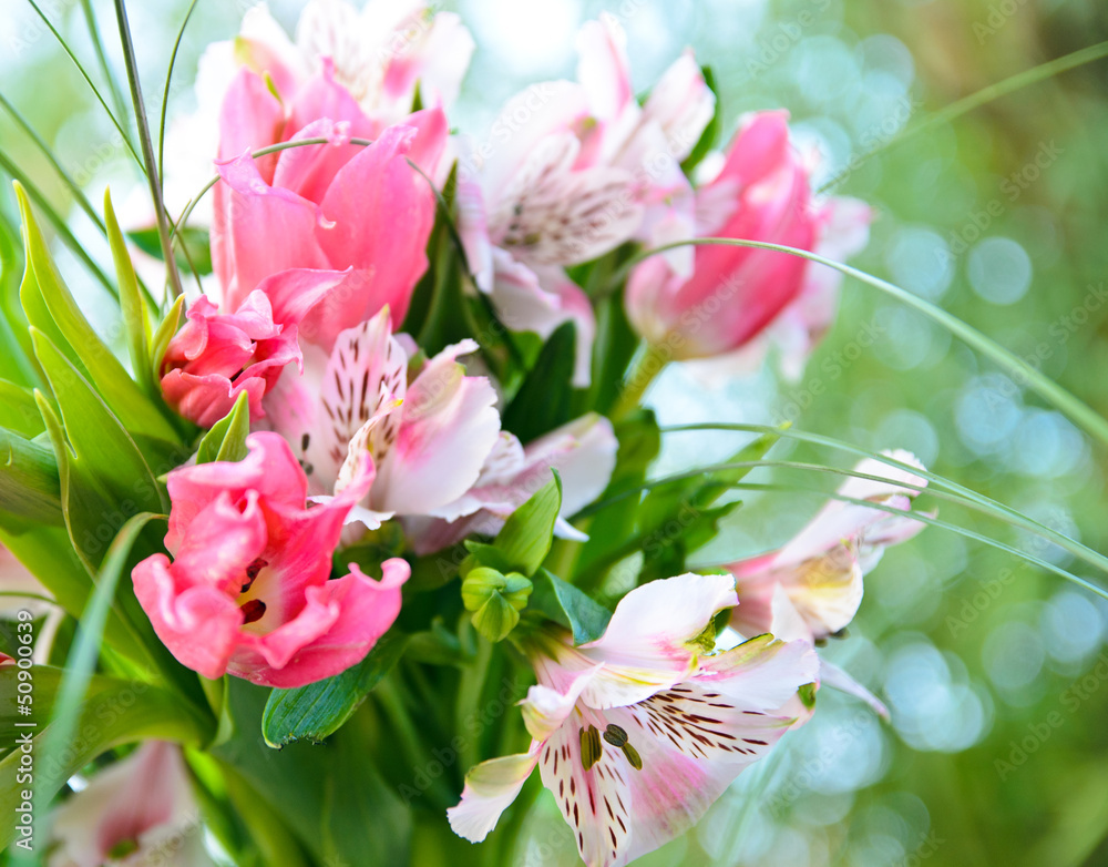 Obraz premium Frühlingsbote: Blumenstrauß mit Tulpen und Alstromerien