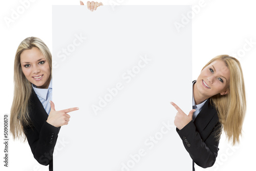 Zwei attraktive Fraue mit Freitext Tafel in der Hand photo