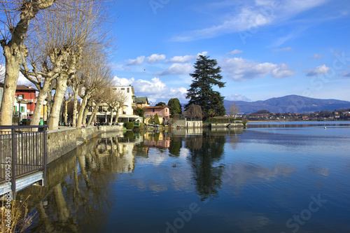 Parapendio sul lago di Pusiano