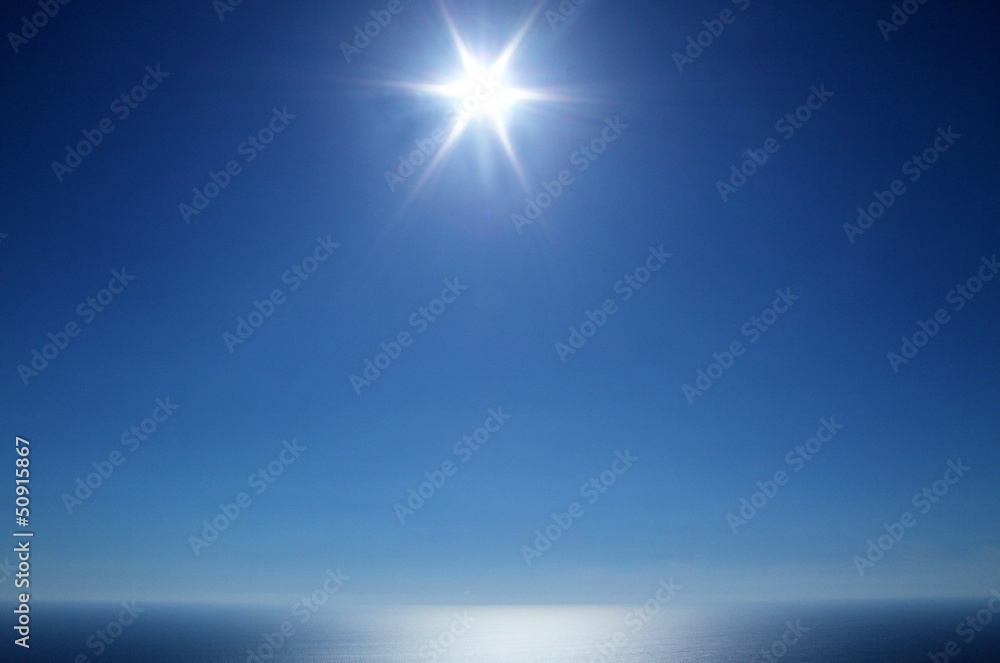 Fototapeta premium aufgehende Sonne über dem Meer