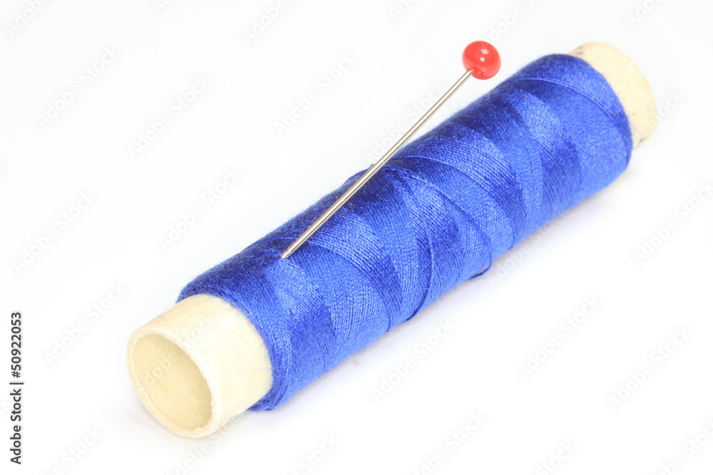 blaues Garn mit einer Nadel