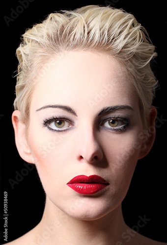 portrait kurze haare schwarzer hintergrund