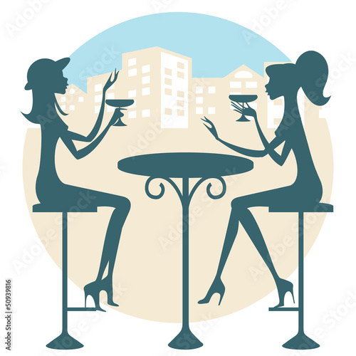 Dos amigas tomando una copa y charlando