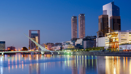 Keuken achterwand Buenos Aires Puerto Madero verlicht bij nacht  © alex_black