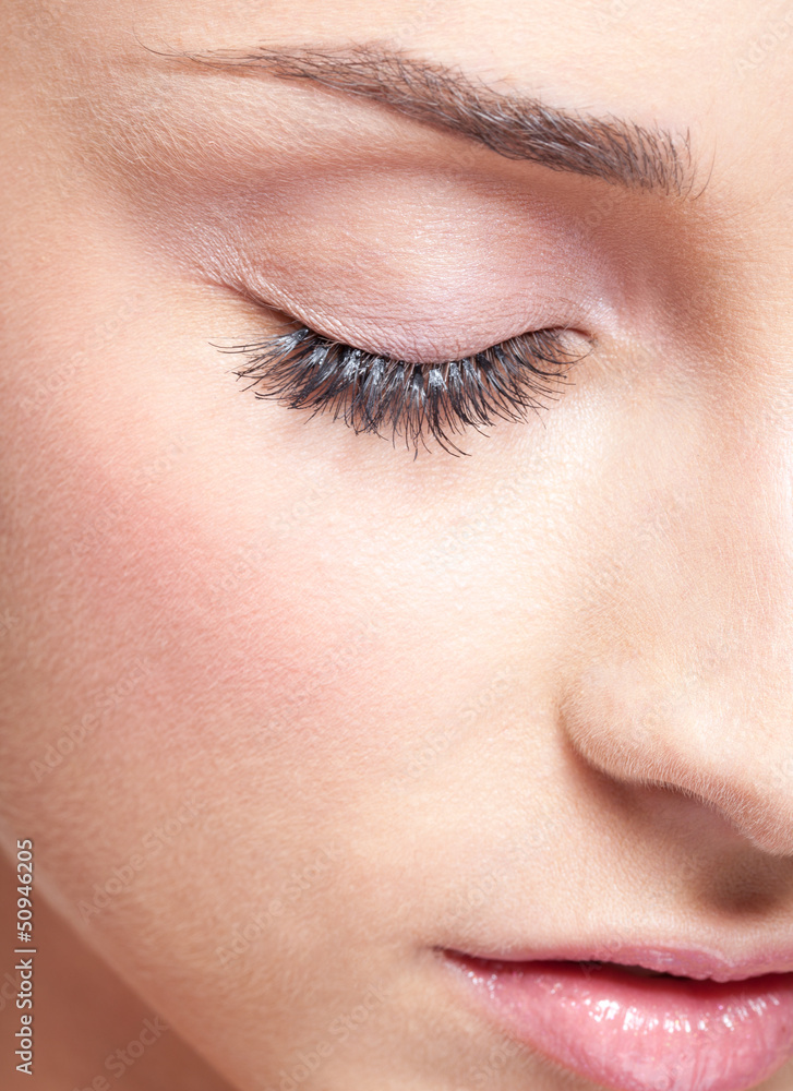 Obraz premium Closed eye with eye shadows