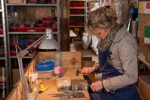 femme travaillant en atelier photo