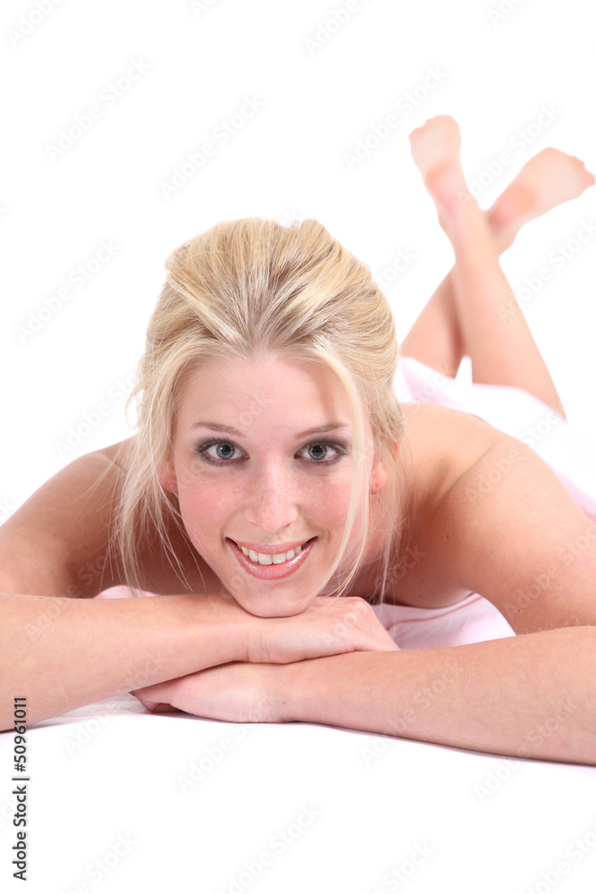 Fototapeta premium junge frau mit tuch bedeckt