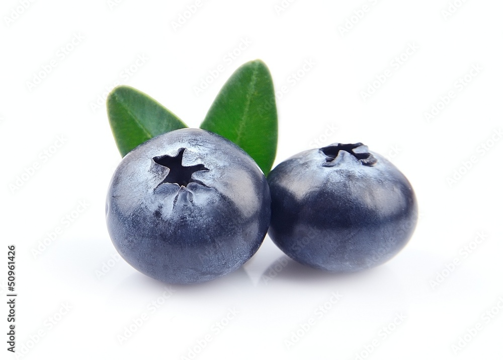 Obraz premium Blueberries with leaves