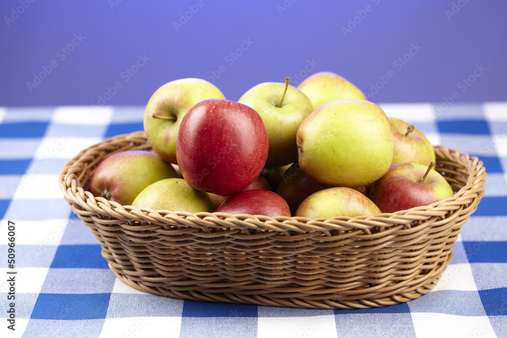 Korb mit Äpfeln Korb mit Äpfeln