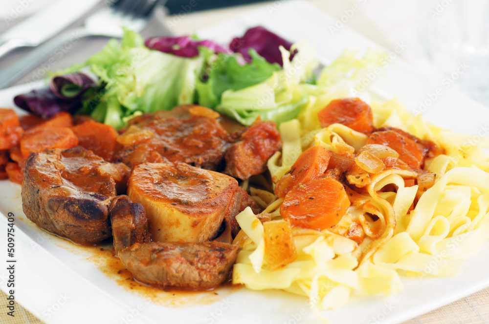 Fototapeta premium osso buco carottes et tagliatelles 5