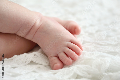 little baby toes on white knitted wrap