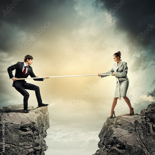 Foto People pull the rope.