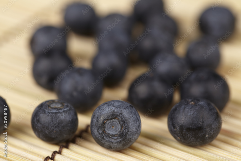 Heidelbeeren auf Strohmatte Heidelbeeren auf Strohmatte