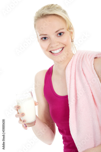 Sportliche Frau mit Handtuch und Milch Porträt