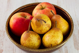 apples with pears in dish