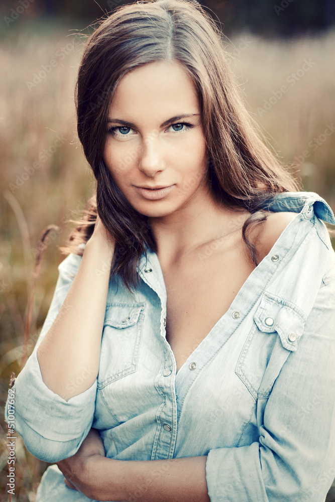 Naklejka premium Young beautiful woman outdoor summer\spring portrait