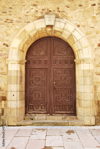 Round door in brown © Alfonsodetomas