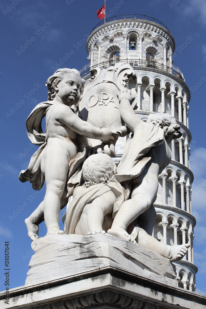 Pise, la Tour et une sculpture