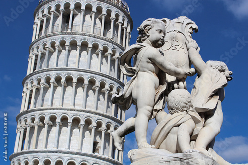 Pise, la Tour et une sculpture, toscane