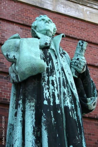 Martin Luther mit Bibel