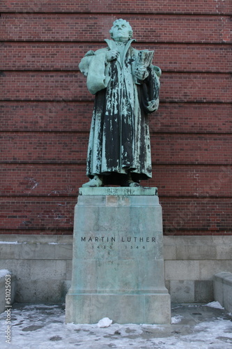 Denkmal Martin Luther mit Bibel