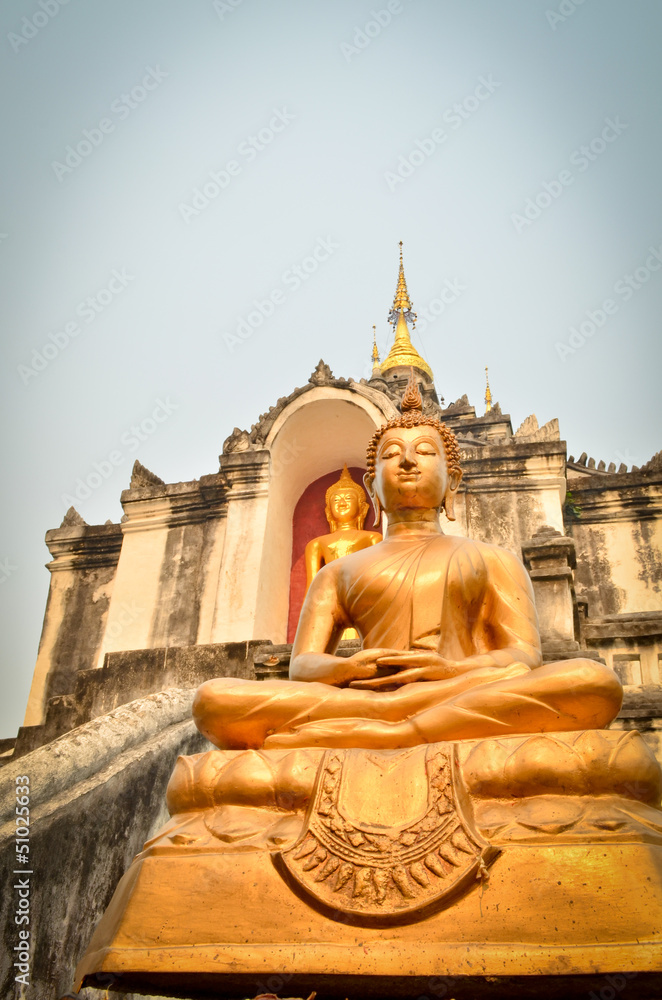 Obraz premium Statue of golden ancient Buddha in Temple THAILAND