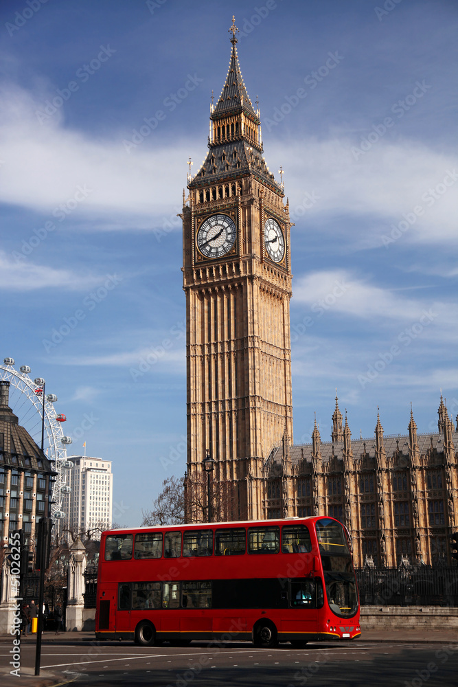 Obraz premium Big Ben z czerwonym piętrowym autobusem w Londynie