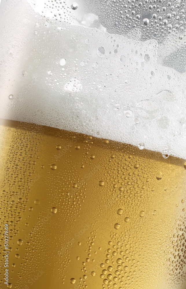 Bier mit Schaum schräg Bier mit Schaum schräg