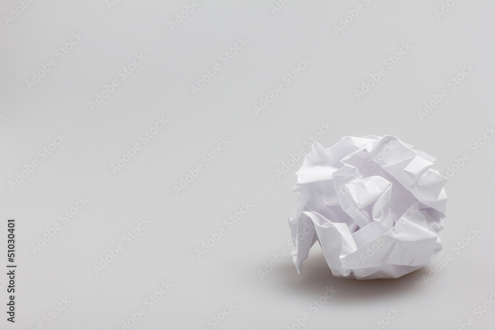Papierknäuel mit Textfreiraum