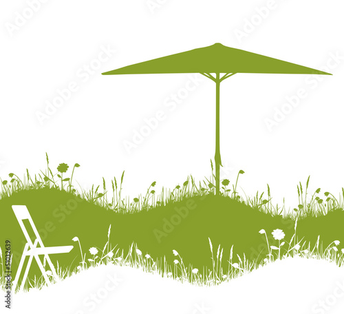 Grüne Wiese mit Stuhl und Sonnenschirm