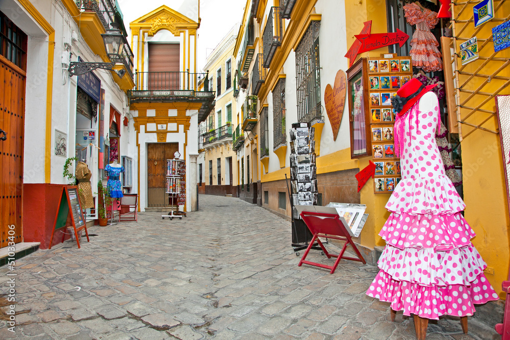 Naklejka premium Ulica handlowa z typową sukienką flamenco w Sewilli w Hiszpanii.