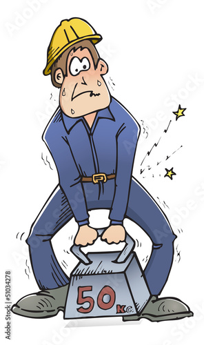 Homme levant une lourde charge, douleur au dos