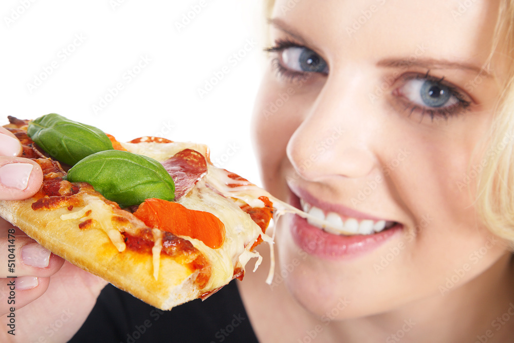 Frau Gesicht isst Pizza und zieht Käse Nahaufnahme