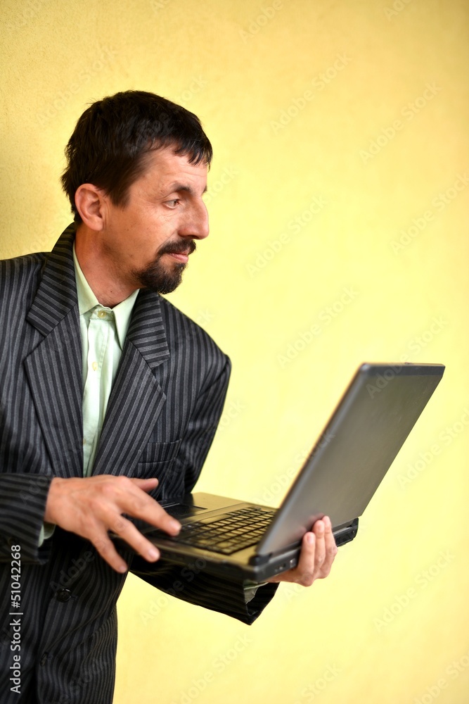 homme avec ordinateur portable homme avec ordinateur portable