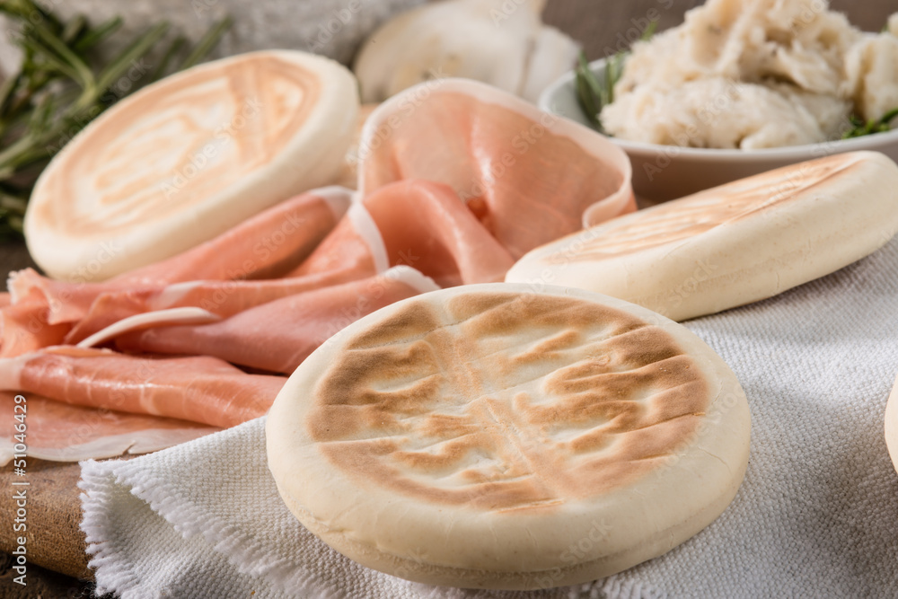 Foto Stock Tigelle con prosciutto crudo e lardo Adobe Stock