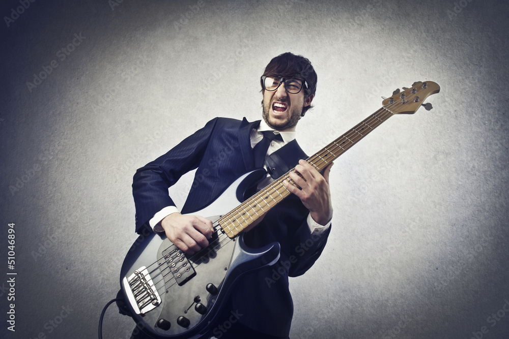 Obraz premium man playing bass