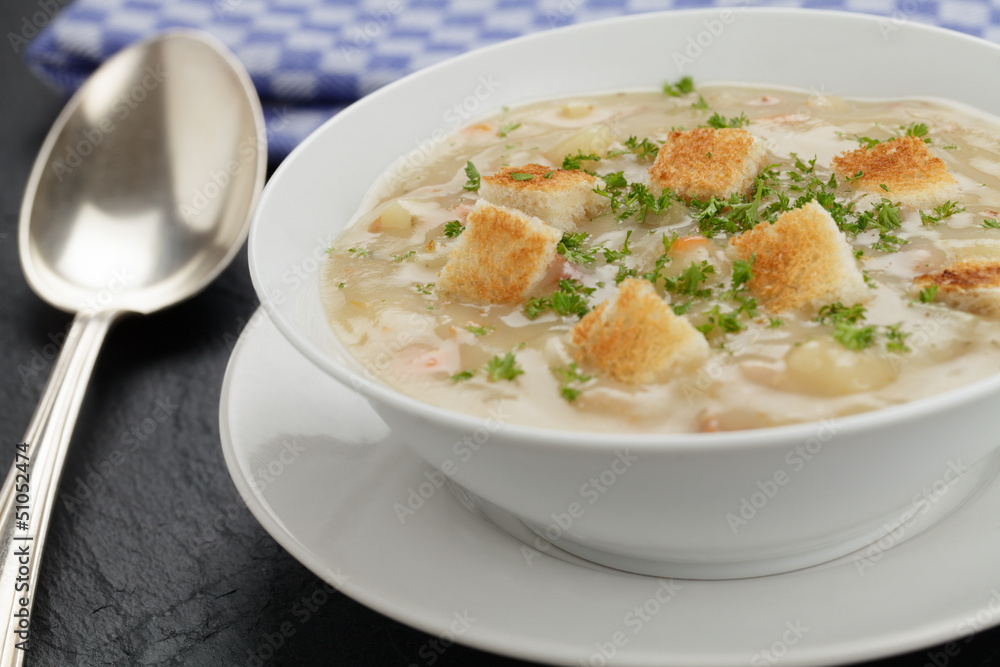 Kartoffelsuppe mit Brotcroutons Kartoffelsuppe mit Brotcroutons