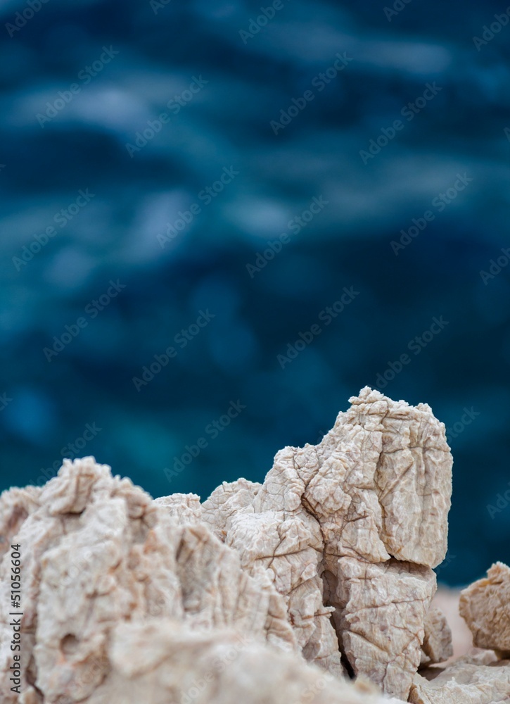 Obraz premium Sharp stones at the shores