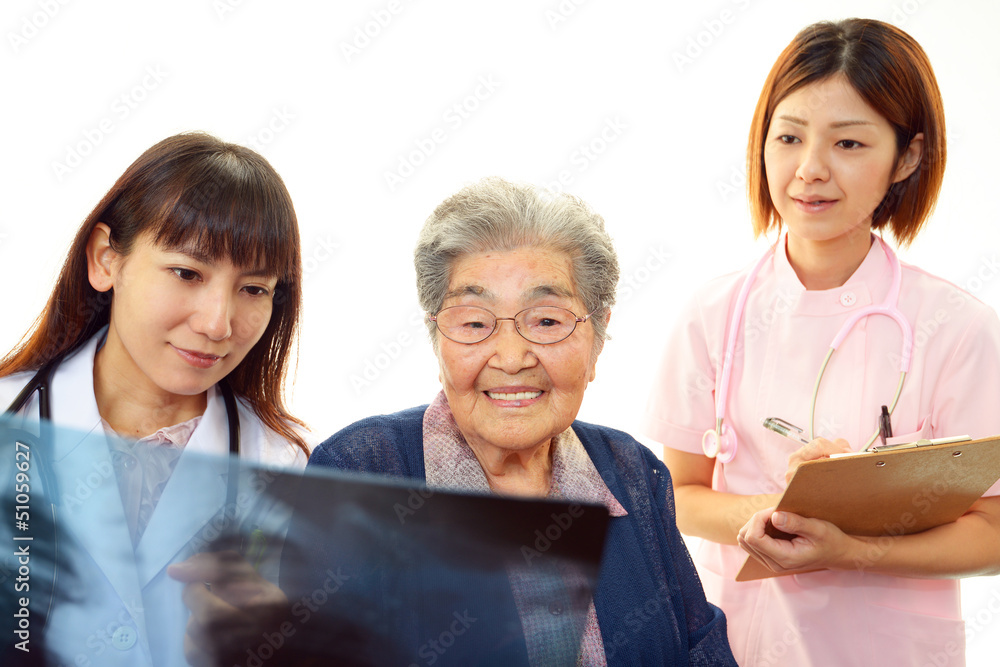 笑顔の女医と高齢者 笑顔の女医と高齢者