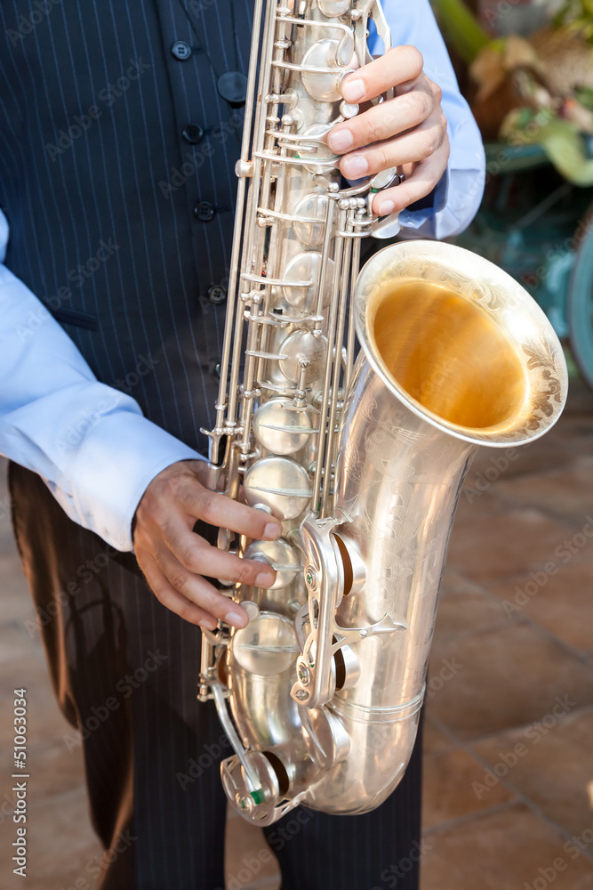 Obraz premium Man Playing the Saxophone