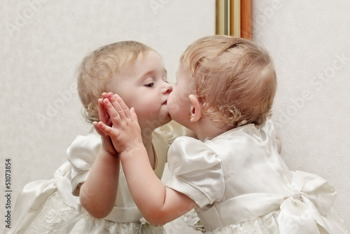 Canvastavla Baby Kissing a Mirror