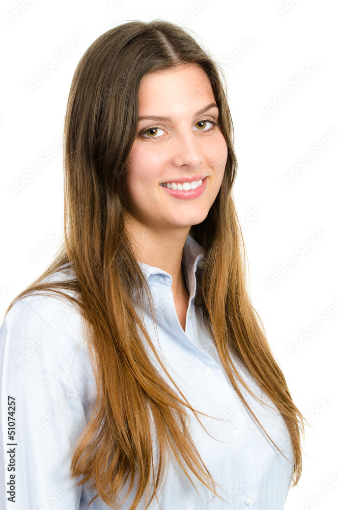 junge frau mit braunen haaren