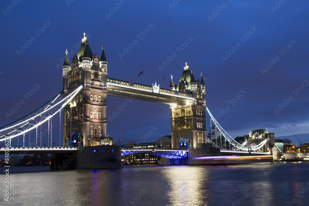 Obraz premium Tower Bridge at Dusk