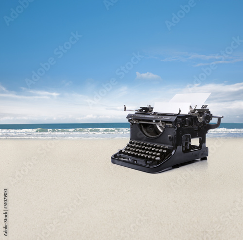 Schreibmaschine am Strand