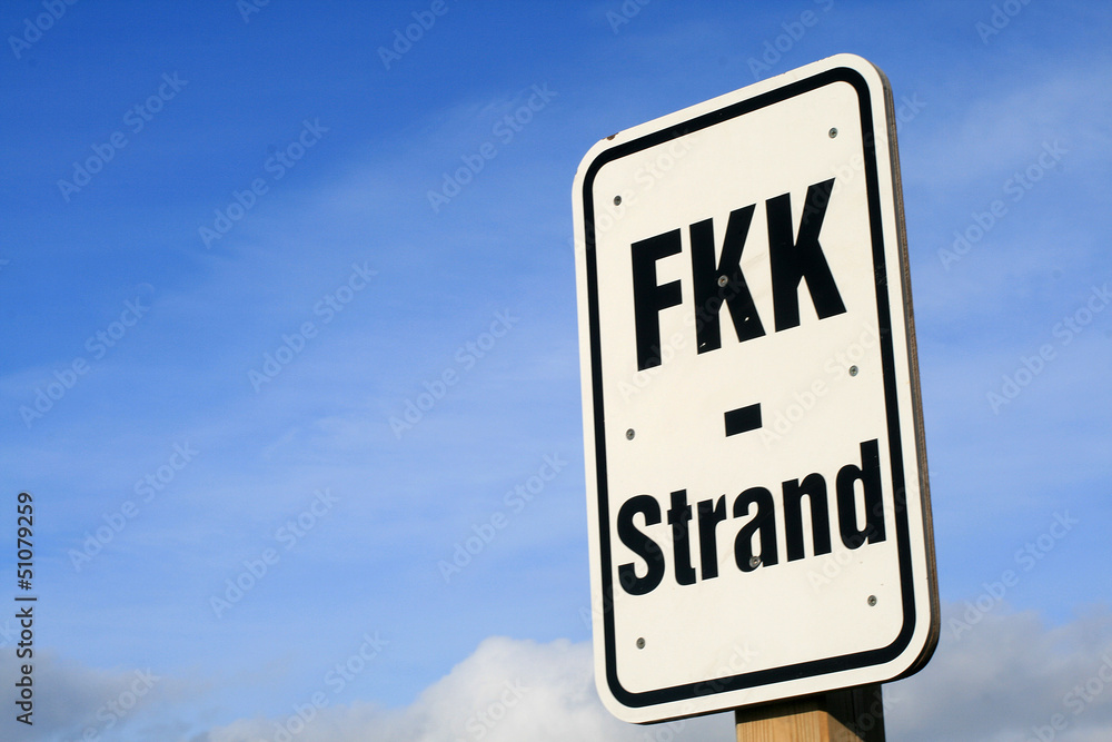 FKK-Schild am Suedstrand von Wyk auf Foehr mit bedecktem Himmel FKK-Schild am Suedstrand von Wyk auf Foehr mit bedecktem Himmel